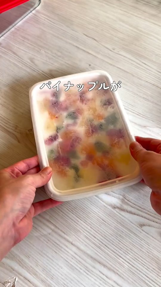 凍らせたフルーツ入りヨーグルトアイス