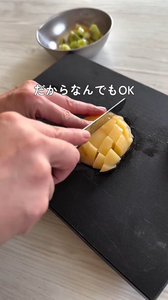 果物をひと口大より小さめにカットする様子